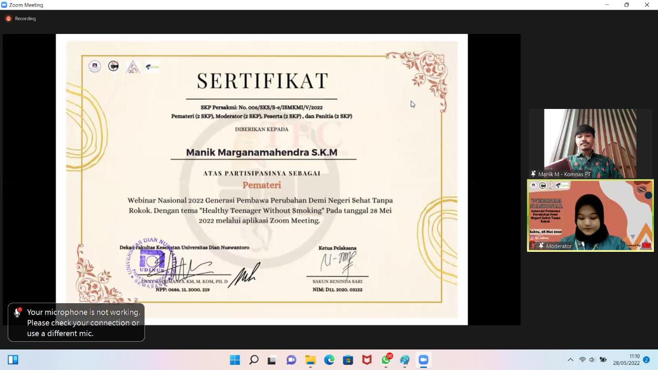 Penyerahan sertifikat pemateri tiga oleh Manik Marganamahendra S.K.M.